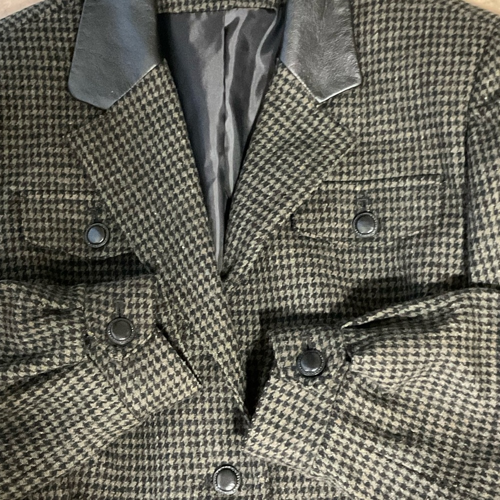 Braebrook Vintage wool houndstooth blazer leather collar & a cinched waist. 9/10 - Picture 4 of 15